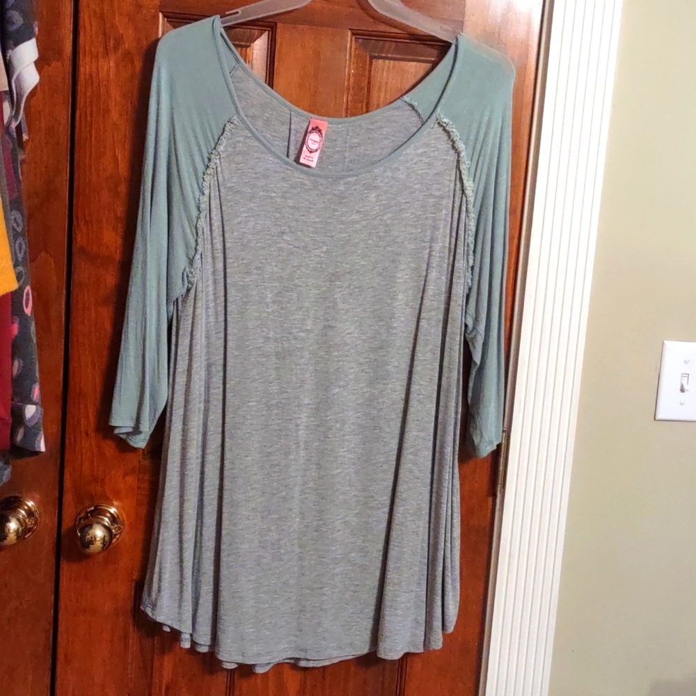 Women's quarter length sleeve top in 3x EUC